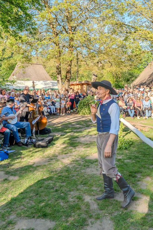 Dank der Anleitung des "Chorleiters" besang Volksdorf den Mai sogar im Kanon. Nicht nur ich fühlte mich dabei an den Musikunterricht während der Schulzeit erinnert.
