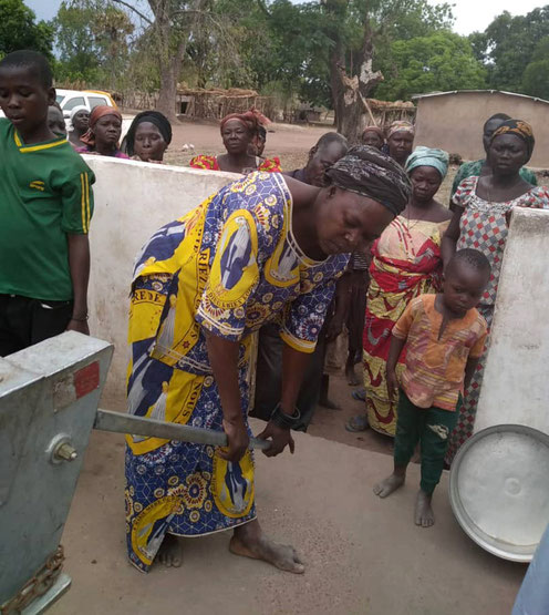 Die Dorfbewohner versammeln sich zur Übergabezeremonie für den neuen Brunnen