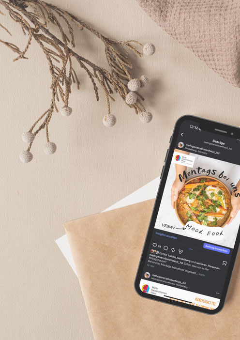 Smartphone-Mockup mit Instagram-Post des Mehrgenerationenhauses Heidelberg – Beispiel für Social-Media-Content, Community-Kommunikation und visuelle Öffentlichkeitsarbeit.