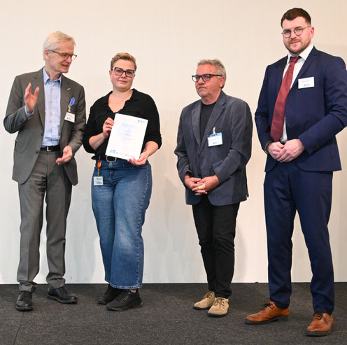 Gemeinsames Erinnerungsfoto mit „Du kannst was“-Urkunde und Projektverantwortlichen