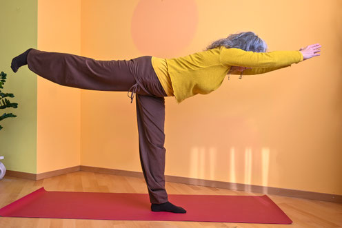 In der Waage (tulādandāsana) spannt sich die Bewegung kraftvoll aus dem manipūra-cakra in der Horizontale aus. Der Übende kann ein Zentrum in sich und eine Gliederung nach außen wahrnehmen.