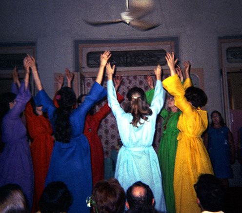 1969 : Dance performance at Guruprasad.  Courtesy of Teri Adams