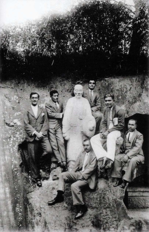 1932 : The men mandali at the Statue of Confusius in Naking, China. Courtesy of Glow Int. magazine - Fall 2018-p9