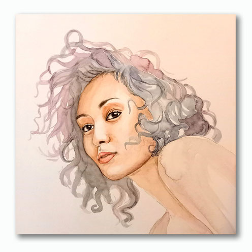 Porträt einer Frau mit lockigem Haar, gemalt mit Aquarellfarben. Sie wirkt lässig und zeigt eine nackte Schulter.