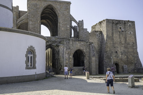 Bild: Eingang zur Abbaye Saint-Mathieu de Fine Terre am Pointe Saint-Mathieu