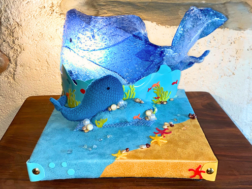 lampe de chevet avec baleine bleue et petit poisson. Un luminaire pour enfant unique créé par Isabelle Lachat Créations à Rumilly en Haute Savoie Artisanat d'art, une pièce unique.