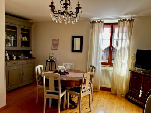 séjour un buffet ancien une table ronde et 4 chaises