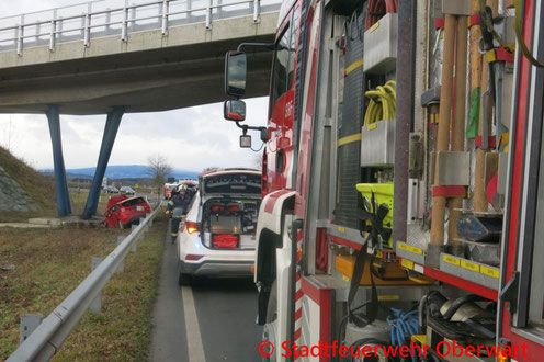 Feuerwehr; Blaulicht; Stadtfeuerwehr Oberwart; Unfall; PKW; Brückenpfeiler;