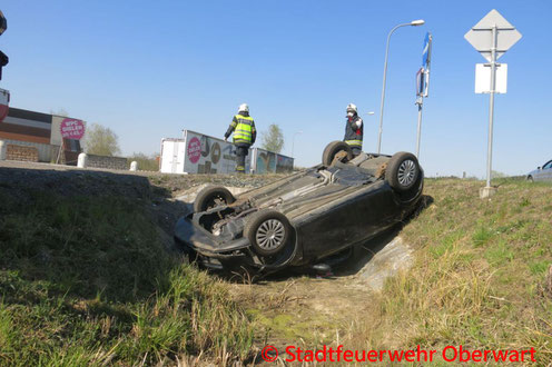 Feuerwehr; Blaulicht; Stadtfeuerwehr Oberwart; Unfall; PKW; Brand; Restmülltonne;