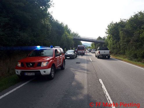 Feuerwehr; Blaulicht; FF Markt Piesting; Unfall; PKW; B21;