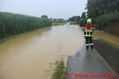 Feuerwehr; Blaulicht; BFKDO Jennersdorf; Stadtfeuerwehr Jennersdorf; Brand; Wohnhausanlage;