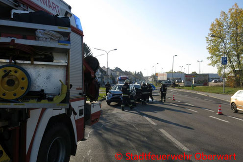 Feuerwehr; Blaulicht; Stadtfeuerwehr Oberwart; Unfall; PKW; Wienerstraße;
