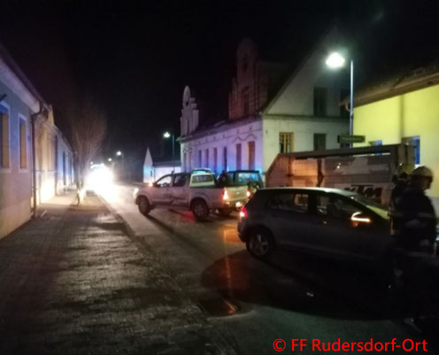 Feuerwehr; Blaulicht; BFKDO Jennersdorf; FF Rudersdorf-Ort; PKW; Unfall; Ortsgebiet;