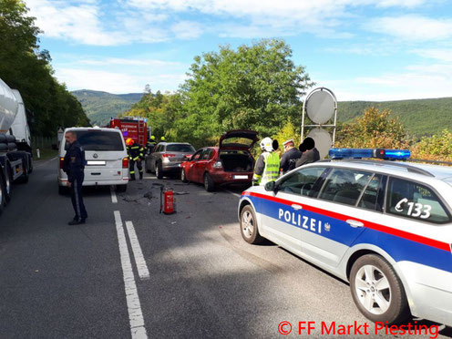 Feuerwehr; Blaulicht; FF Markt Piesting; Auffahrunfall; Verkehrsunfall; LB21; PKW;