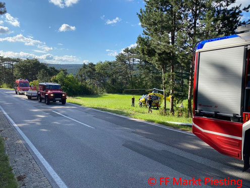 Feuerwehr; Blaulicht; FF Markt Piesting; Unfall; PKW; B21;