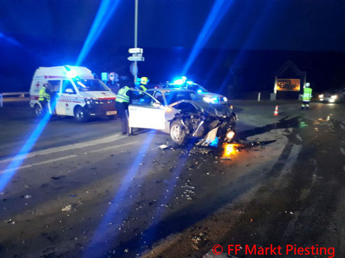 Feuerwehr; Blaulicht; FF Markt Piesting; PKW; Unfall; Tierrettung; B21;