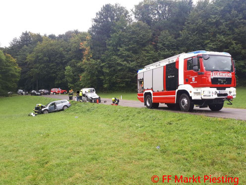 Feuerwehr; Blaulicht; FF Markt Piesting; L87; Verkehrsunfall;