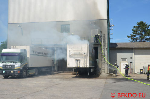 Feuerwehr, Blaulicht, BFKDO Eisenstadt-Umgebung, Brand, LKW, Sattelaufleger, Großhöflein