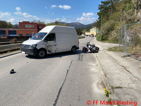 Feuerwehr; Blaulicht; FF Markt Piesting; Unfall; PKW; Motorrad; Gutensteiner Straße;