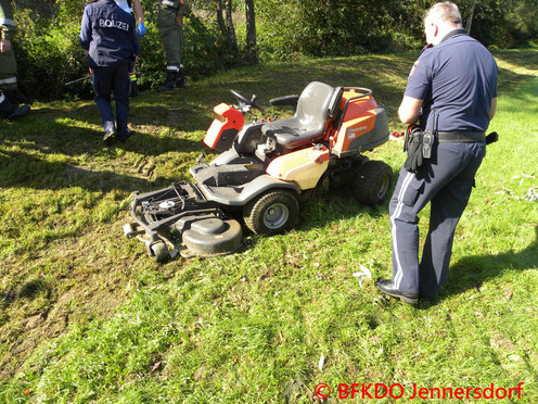 Feuerwehr; Blaulicht; BFKDO Jennersdorf; Unfall; Bachbett; Weichselbaum;