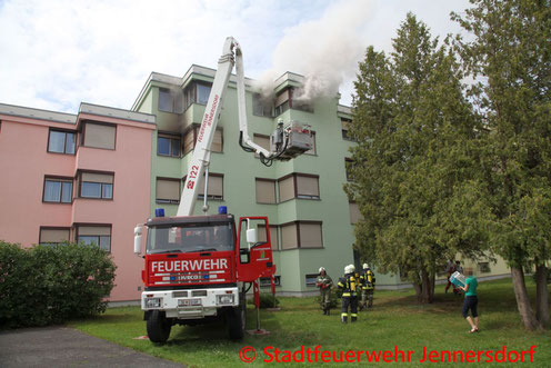 Feuerwehr; Blaulicht; BFKDO Jennersdorf; Stadtfeuerwehr Jennersdorf; Brand; Wohnhausanlage;