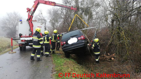 Feuerwehr; Blaulicht; BFKDO Jennersdorf; Stadtfeuerwehr Jennersdorf; PKW; Unfall;