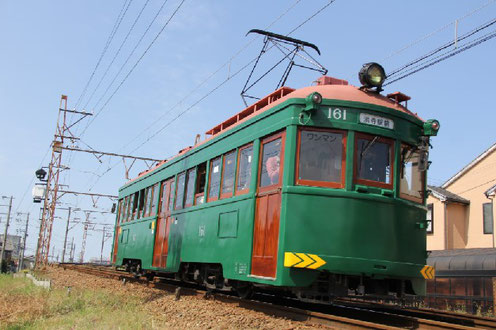 浜寺の築堤を走る161号臨時電車