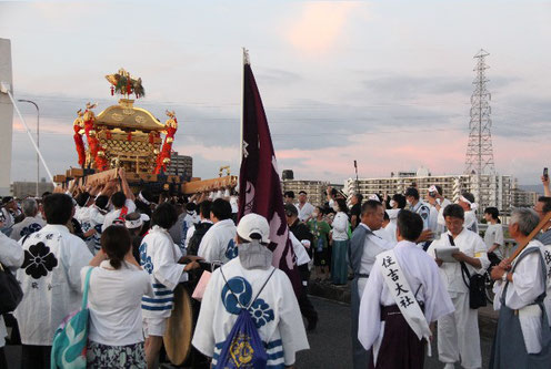 夕刻の大和橋上での堺側への神輿引継ぎ