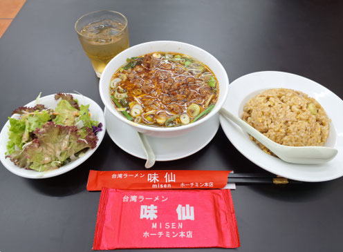 味仙ホーチミン店のランチメニューEセット(半チャーハン)