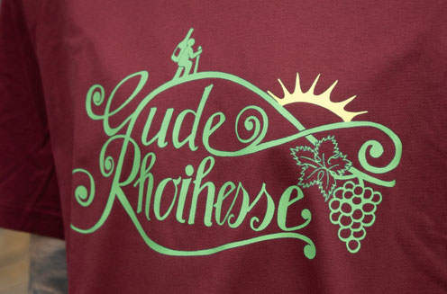Gude Rhoihesse Motiv auf burgundyfarbenem Shirt mit Hiwwel, Sonne und Weinreben – Wandershirt aus Rheinhessen