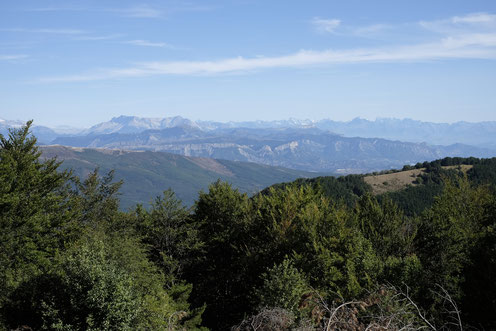 Die beeindruckende Landschaft der Barronnies Provencales, im Hintergrund die französischen Alpen