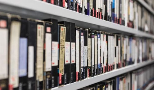 Regal VHS Kassetten Aufnahmen