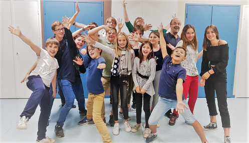 Personnes dynamiques qui forment un atelier de théâtre d'improvisation