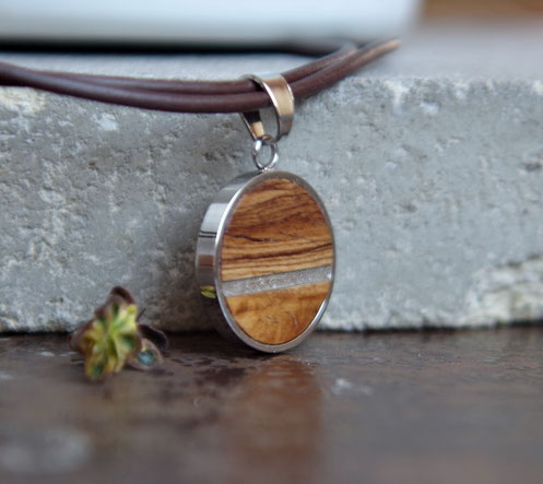 Herrenschmuck aus altem/recyceltem Holz mit Edelstahl: Unikate, veredelt mit Gold, Platin oder Kupfer. Ketten 45/50 cm, Geschenkbox. Baden-Württemberg, Deutschland.