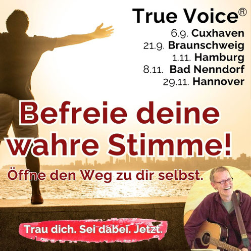 Mann mit ausgebreiteten Armen: Befreie deine Stimme! True Voice in CUX, BS, HH, H, Bad NenndorfStimme - öffne den Weg zu dir selbst.