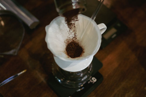 Einfüllen des Kaffees in den V60 Filter