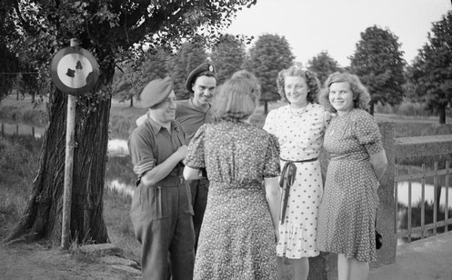 Fraternisierung britischer Soldaten Juli 1945, Foto BU 8902, Imperial War Museums