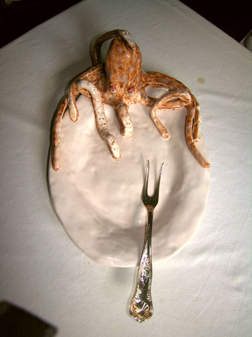 piatto di ceramica con polpo scultura per ristoranti catering