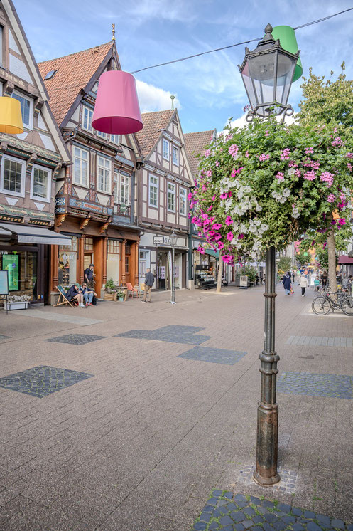 Die Stadt ist immer wieder mit Blumen geschmückt.
