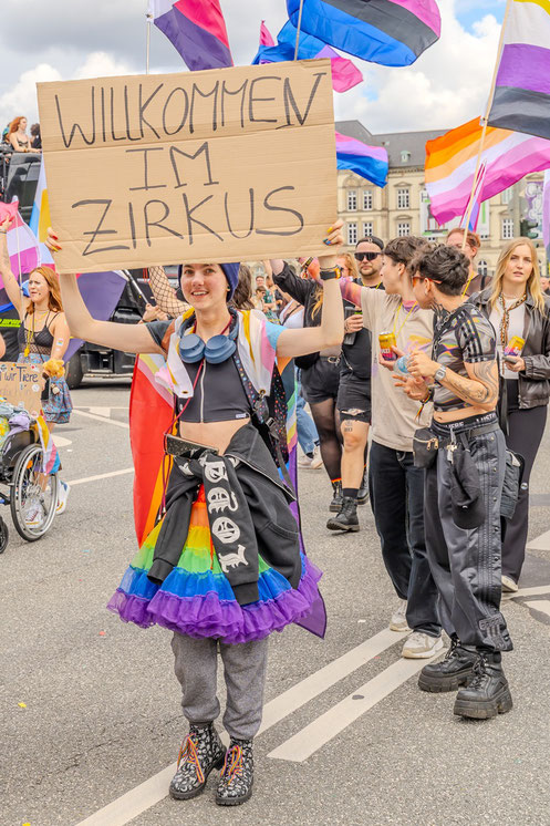 Die Äußerungen unseres Bundeskanzlers zur Regenbogenflagge auf dem Bundestag wurden immer wieder aufgegriffen