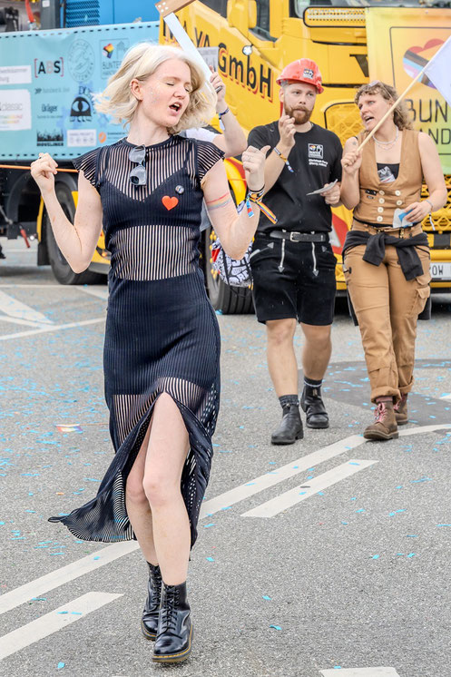 CSD Hamburg 2025, tanzende Frau.