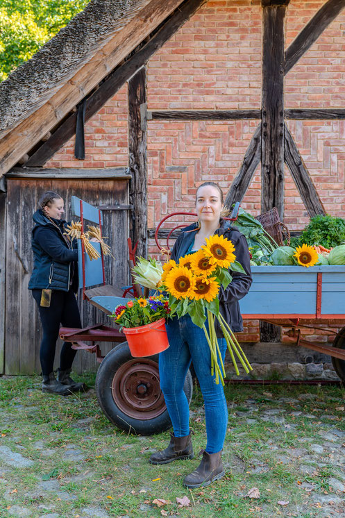 Viele der Ehrenamtlichen schmücken am Sonntagmorgen die Festwagen und das Gelände für das Erntefest. Museumsdorf Volksdorf