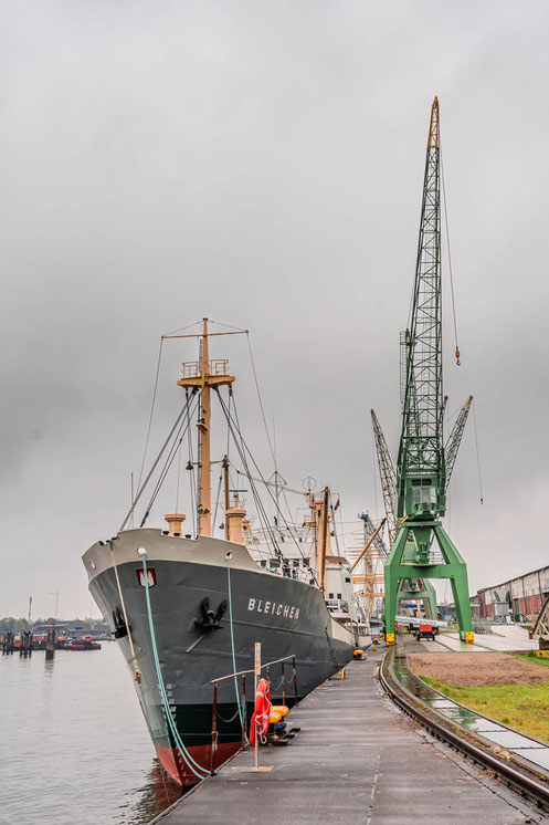 Die "Bleichen" an ihrem Liegeplatz an den 50-er Schuppen. Ein Industriedenkmal vor einem Industriedenkmal. Sowohl die Schuppen als auch das Schiff stehen auf der Denkmalliste der Stadt Hamburg.