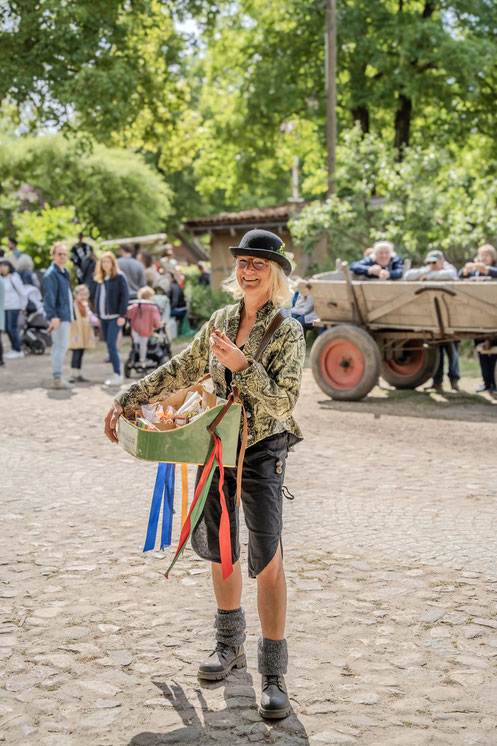 Der Bauchladen des Museumsdorfes war traditionell mit allem, was man nicht braucht, gut bestückt.