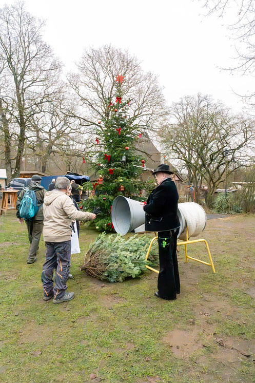 Viele Familien haben auch in diesem Jahr einen Weihnachtsbaum aus dem Museumsdorf erworben. Diese wurden,auf Wusch innerhalb Volksdorfs, von unserer Freiwilligen Feuerwehr oder mit einer Kutsche des Museumsdorfes ausgeliefert.