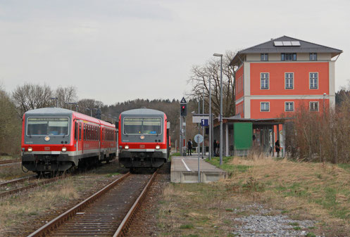 Am Anfang vom Filzenexpress ist der Bahnhof Wasserburg Bf. An einem Maiwochenende 2015 faehrt gerade die RB nach Rosenheim aus, wahrend auf Gleis 1 der 628 Richtung Grafing Bf. zur Abfahrt bereit steht.