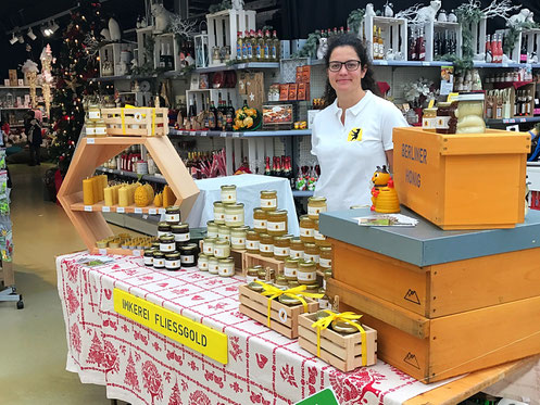 Verkaufsstand von Imkerei Fließgold auf dem Weihnachtsmarkt