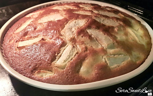 Torta di mele infornata pronta