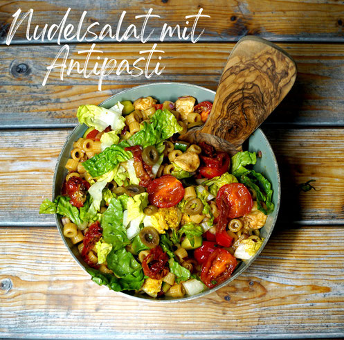 Nudelsalat mit Oliven, eingelegten getrockneten Tomaten und Mozzarella