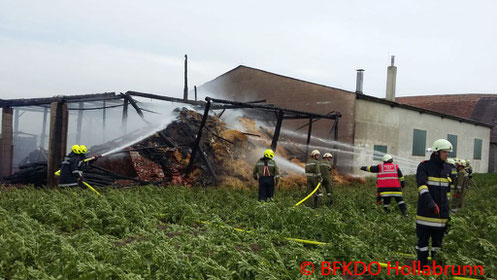 Feuerwehr, Blaulicht, BFKDO Hollabrunn, Brand, Grund, Scheune, Stroh, Weizenfeld